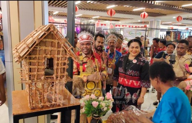 
 Dorong UMKM Lokal, Dekranasda Manokwari Gelar Pameran dan Fashion Show Batik