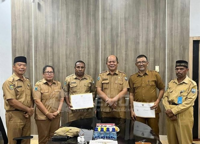 
 Sekda Manokwari Serahkan SK Plt Kepala Bappeda dan Staf Ahli Bupati