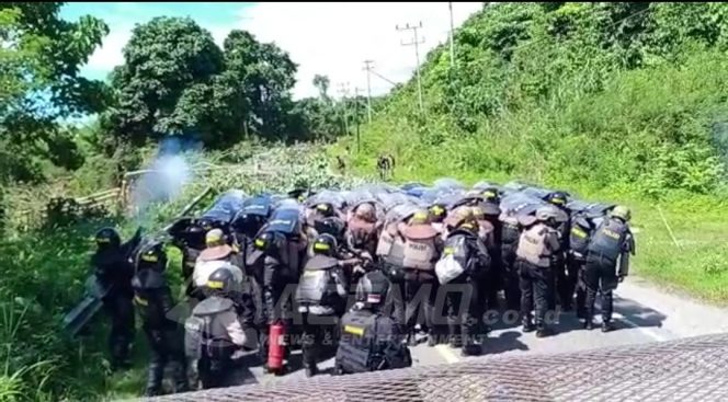 
 Negosiasi Alot, Polisi Buka Paksa Palang Jalan di Jembatan Maruni dan Wasay