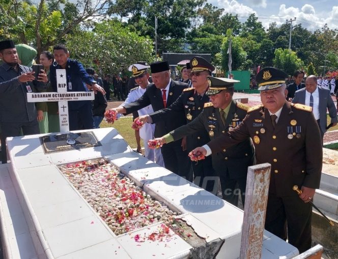 
 Kapolda Papua Barat Pimpin Ziarah Nasional HUT RI ke-78 Di TMP Trikora