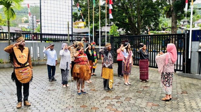 
 Kenakan Baju Adat Nusantara, KPU Manokwari Gelar Upacara HUT Ke-78 RI
