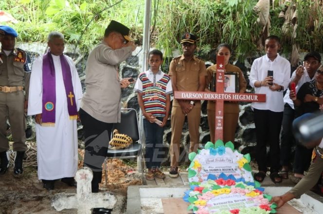 
 Kapolda Papua Barat Layat Ke Rumah Duka Kadistrik Kramomongga dan Tinjau Kantor Distrik Fakfak Tengah