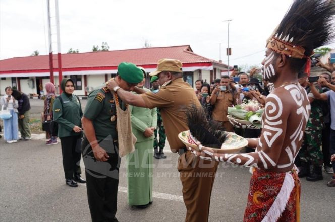 
 Prosesi Adat Sambut Kedatangan Pejabat Baru Pangdam XVIII/Kasuari Mayjen TNI Ilyas Alamsyah