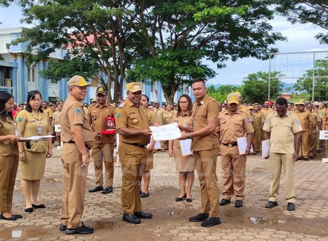 
 348 ASN Manokwari Terima SK Kenaikan Pangkat, Bupati Harap Kualitas Kerja Ditingkatkan