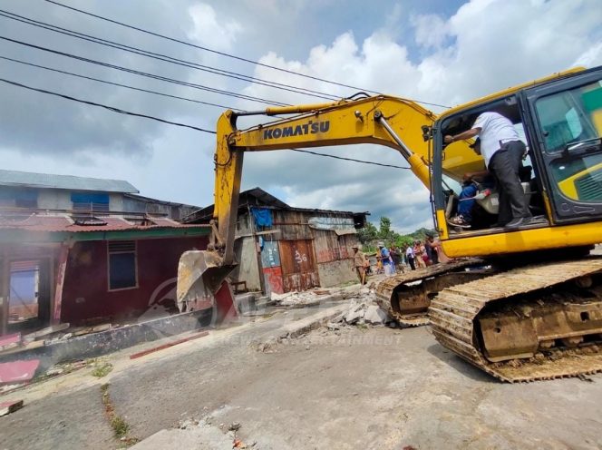 
 Bupati Manokwari Tinjau Pembongkaran Pasar Sanggeng Tahap Kedua