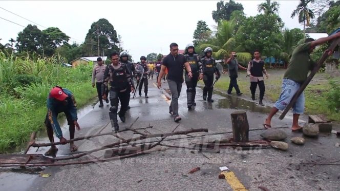 
 Kapolresta Manokwari Buka Palang di Kampung Wariori Akibat Laka Tabrak Lari