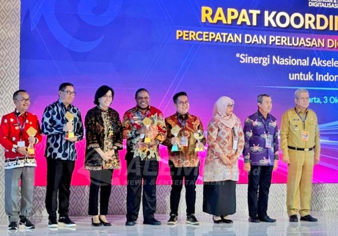
 Bupati Manokwari Terima Award P2DD, Bidang Ekonomi Dan Keuangan