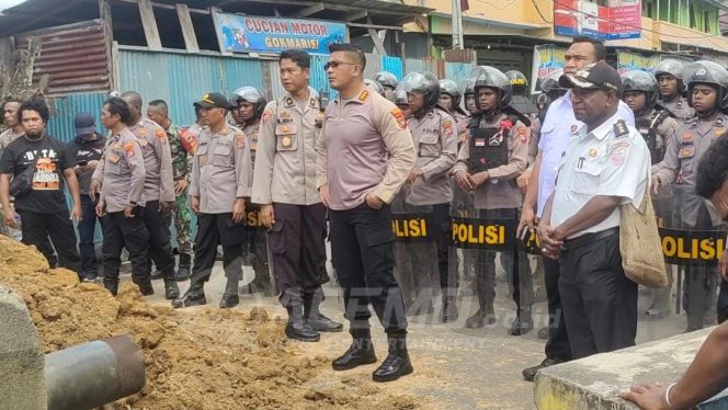 
 Buka Palang Jalan Pasar Wosi, Kapolresta Manokwari : Tutup Akses Publik Tidak Dibenarkan