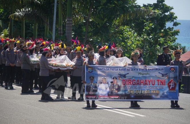
 Kapolda Papua Barat Beri Kejutan Di HUT TNI Ke-78 Tahun