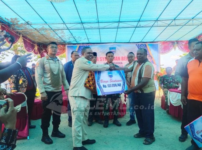 
 Bupati Manokwari Salurkan Santunan Kepada 18 KK Terdampak Perluasan Bandara Rendani