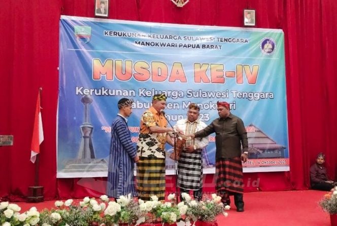 
 Pj Gubernur PB dan Bupati Manokwari Dikukuhkan Sebagai Tokoh Kehormatan KKST