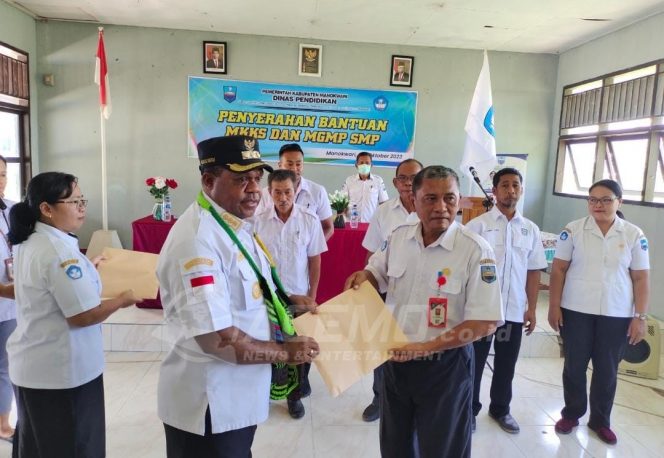 
 Bupati Hermus Indou Serahkan Bantuan MKKS dan MGMP SMP Di Manokwari