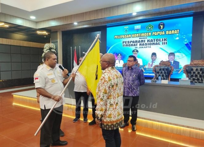 
 Lepas Kontingen Pesparani Papua Barat, Bupati Optimis Akan Bawa Banyak Emas