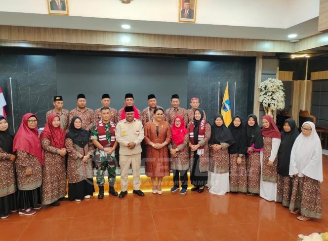 
 Bupati Hermus Indou Lepas 25 Jamaah Umroh Manokwari