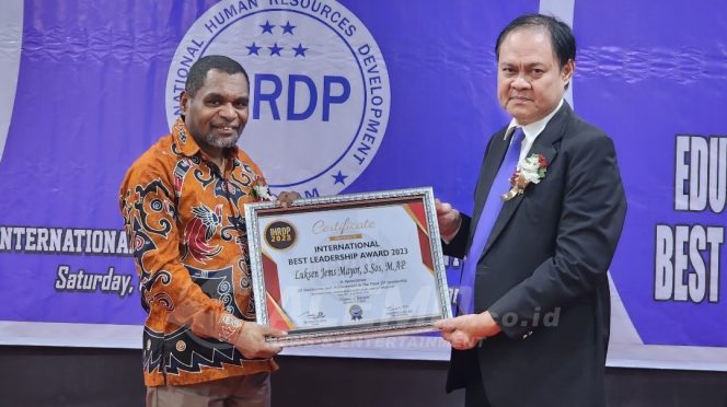 
 Kakanwil Kemenag PB Terima Penghargaan International Best Leadership Award 2023