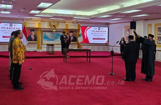 
 Pj. Gubernur Waterpauw Lantik Ali Baham Temongmere Jadi Sekda Papua Barat