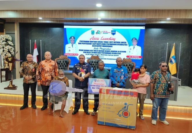 
 Peduli Disabilitas, Bupati Manokwari Serahkan Sejumlah Bantuan Dan Rumah