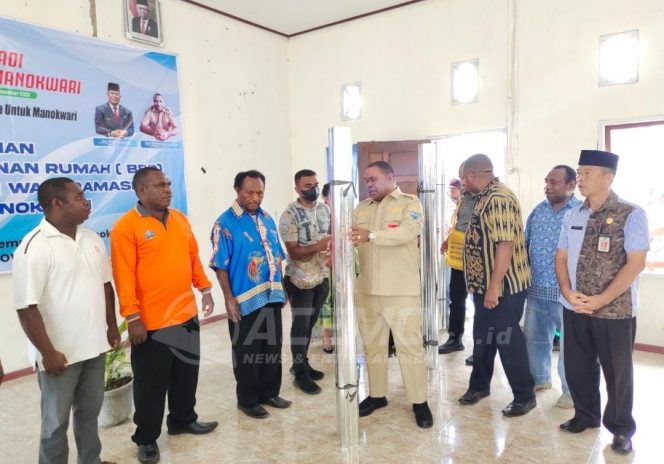 
 Bupati Manokwari Serahkan Bantuan BBR Kepada 250 KK di Wapramasi