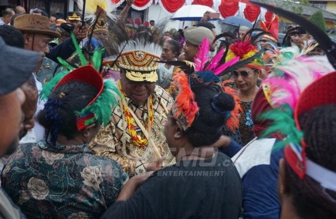 
 Warga Manokwari Sambut Antusias Kedatangan Pj. Gubernur Ali Baham Temongmere
