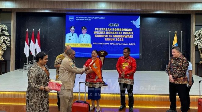 
 Bupati Manokwari Lepas 36 Orang Wisata Rohani Ke Israel