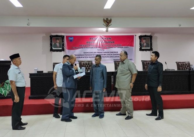 
 Pemkab Manokwari Serahkan RAPBD Tahun Anggaran 2024 Ke DPRD