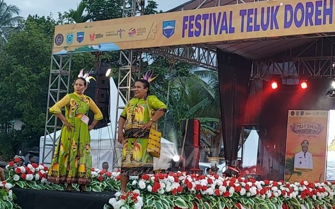 
 Bak Model, Puluhan Kepala OPD Manokwari Ikuti Fashion Show Batik Papua