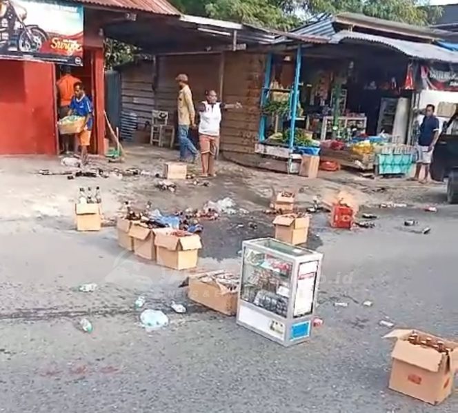 
 Sekelompok Warga  Palang Jalan dan Bongkar Kios Penjual Miras Di SP 3