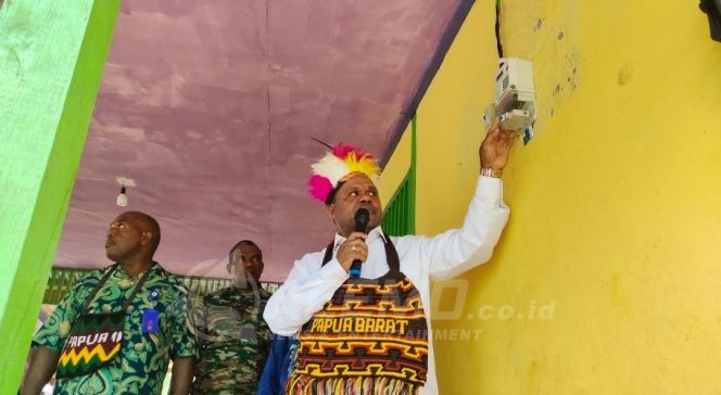 
 Terangi Kampung, Pemda Manokwari Bantu Listrik Di Kampung Meyes dan Aormios