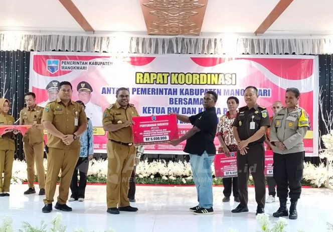 
 353 Kepala RT dan RW  Terima Insentif Dari Pemkab Manokwari