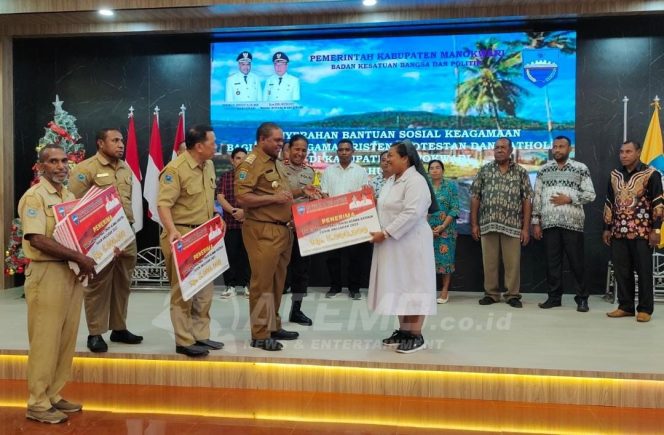 
 Jelang Nataru, Pemkab Manokwari Beri Bansos Kepada 1.313 Tokoh Agama