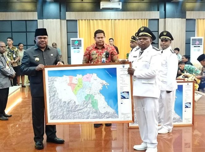 
 Bupati Manokwari Lantik 5 Kepala Distrik Pemekaran Baru