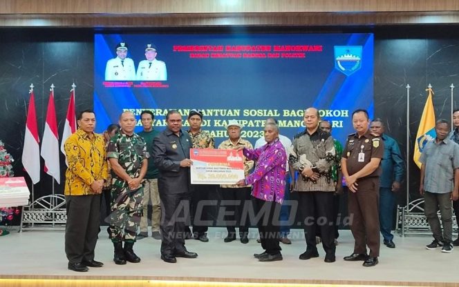 
 Pemda Manokwari Beri Bansos Kepada 92 Tomas, Kepala Suku dan Ikatan Kerukunan