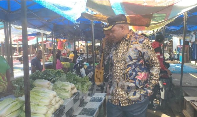 
 Bupati Manokwari Turun Ke Pasar Tinjau Ketersediaan Dan Harga Bahan Pangan
