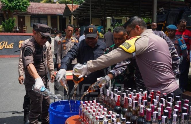 
 Polresta Manokwari Musnahkan Ratusan Botol Miras