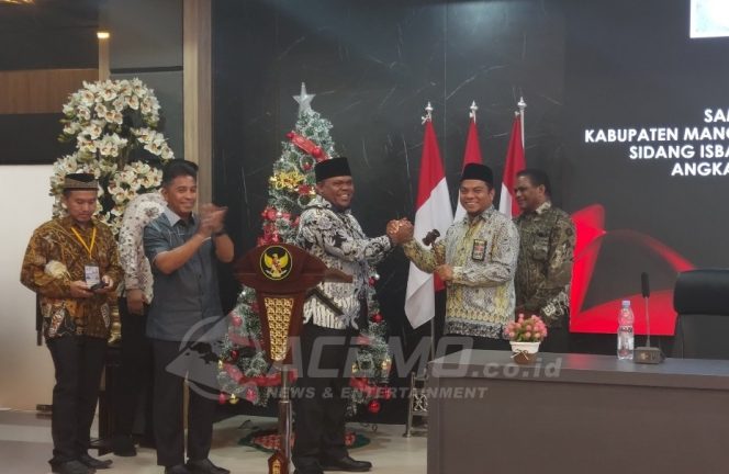 
 Buka Isbat/Nikah Massal 63 Pasutri, Bupati Manokwari Ajak Warganya Catatkan Pernikahan