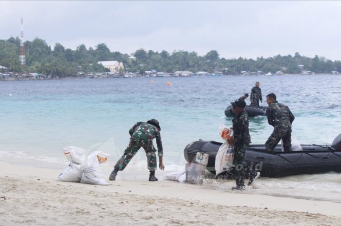 
 Jelang HUT Ke-7, Kodam XVIII/Kasuari Bersihkan Lingkungan Pantai Pasir Putih