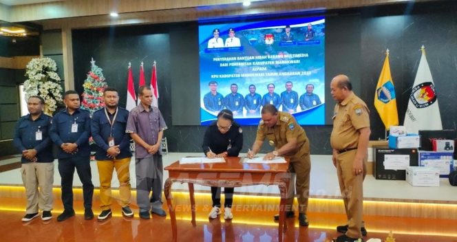 
 Bupati Hermus Indou Serahkan Hibah Peralatan Multimedia Kepada KPU Manokwari