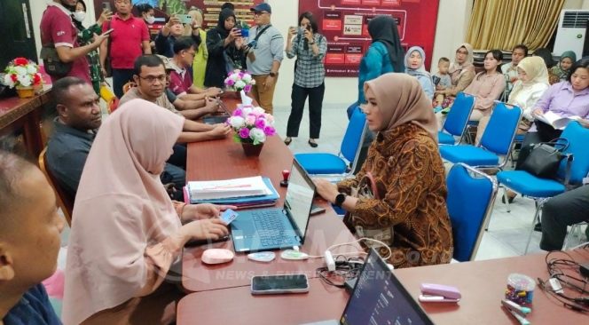 
 Dukung Pemilu, Puluhan Anggota Persit Chandra Kirana XVIII Kasuari Urus Pindah Memilih