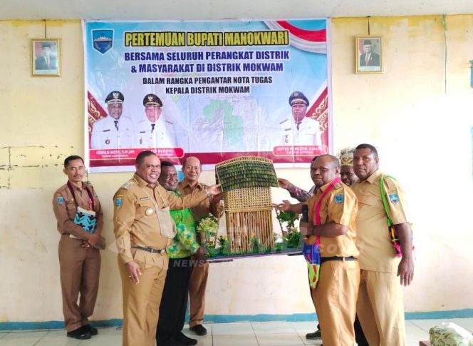 
 Bupati Manokwari Antar Kepala Distrik Pemekaran ke Masing-masing Wilayah Kerja