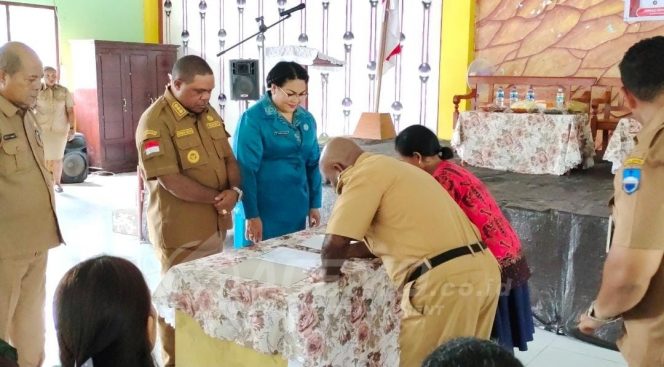 
 Bupati Hermus Pimpin Sertijab Kadistrik Masni, Masni Utara dan Masirawi