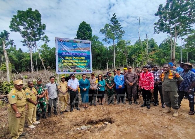 
 Bupati Manokwari Letakkan Batu Pertama Pembangunan Kantor Distrik Moruj Mega