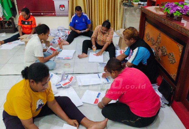 
 KPU Manokwari Libatkan Ratusan Orang Lipat Surat Suara
