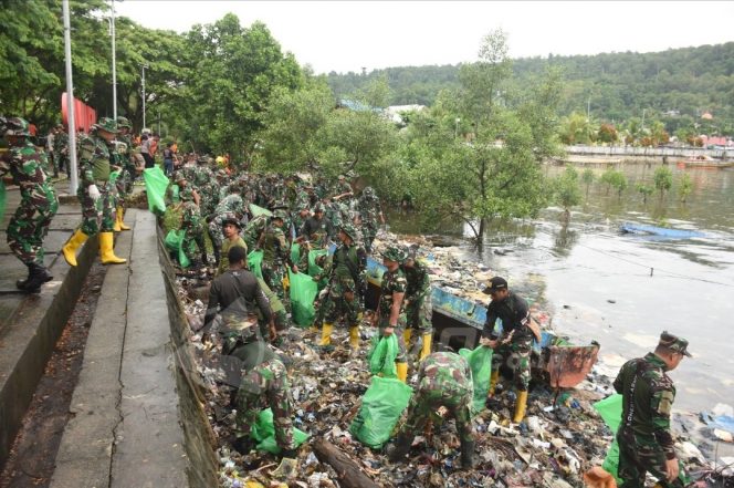 
 Peduli Lingkungan, Kodam XVIII/Kasuari Gelar Aksi Bersih Teluk Sawaibu