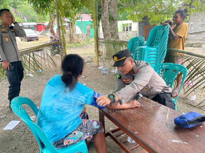 
 Polresta Manokwari Beri Layanan Kesehatan Bagi Petugas KPPS dan Personil PAM TPS