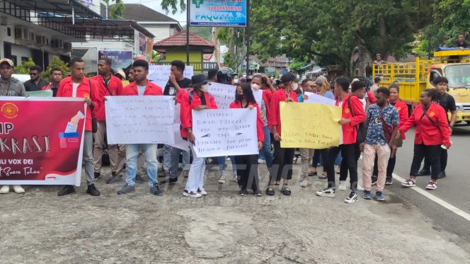 
 Tuntut Proses Pelanggaran Pemilu, Puluhan Mahasiswa Orasi Di Kantor Bawaslu Papua Barat