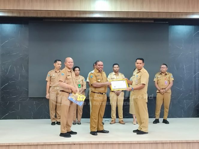 
 Bupati Manokwari Serahkan Piagam Penghargaan Dari Ombudsman Kepada 7 OPD
