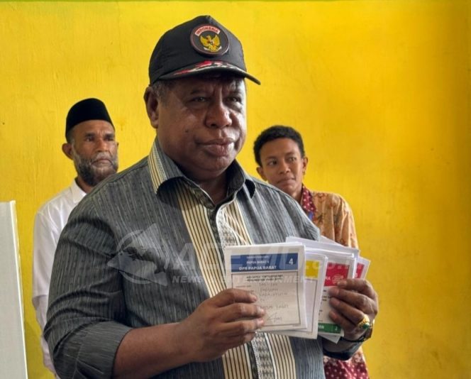 
 Pj. Gubernur PB Ali Baham Temongmere Coblos Di TPS 01 Kapaurtutin Kab. FakFak