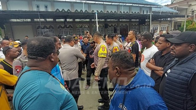 
 Tidak Masuk DPT, Seorang Warga Ngamuk & Buat Gaduh Saat PSU Di TPS 17