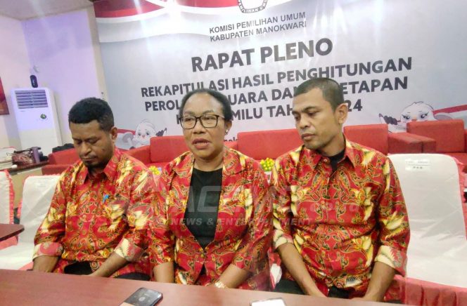 
 Ketua KPU Manokwari : Pleno Rekapitulasi Suara Berjalan Lancar, Hanya 1 Saksi Paslon Capres 3 Ajukan Keberatan