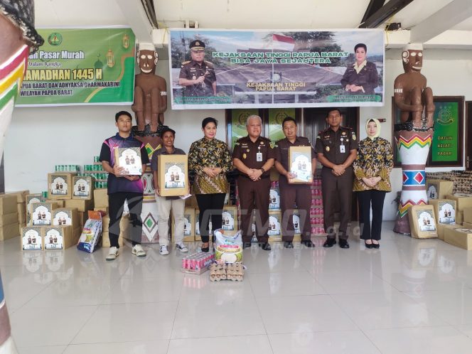 
 Kejati Papua Barat Gelar Pasar dan Bazar Murah, Juga Beri Bingkisan Pada Jurnalis